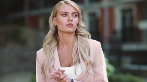 mujer de negocios en primer plano mirando un reloj inteligente. mujer mirando un reloj al aire libre