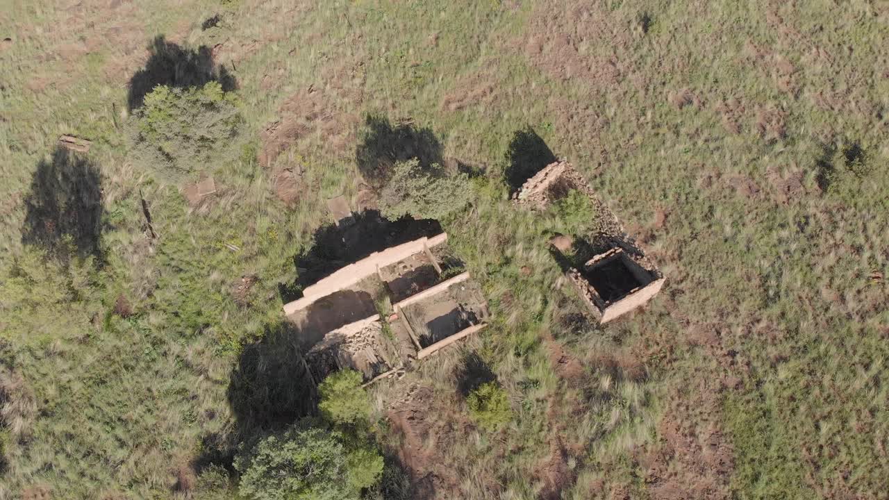 antena rodeando viejas ruinas en un campo verde a última hora de la tarde