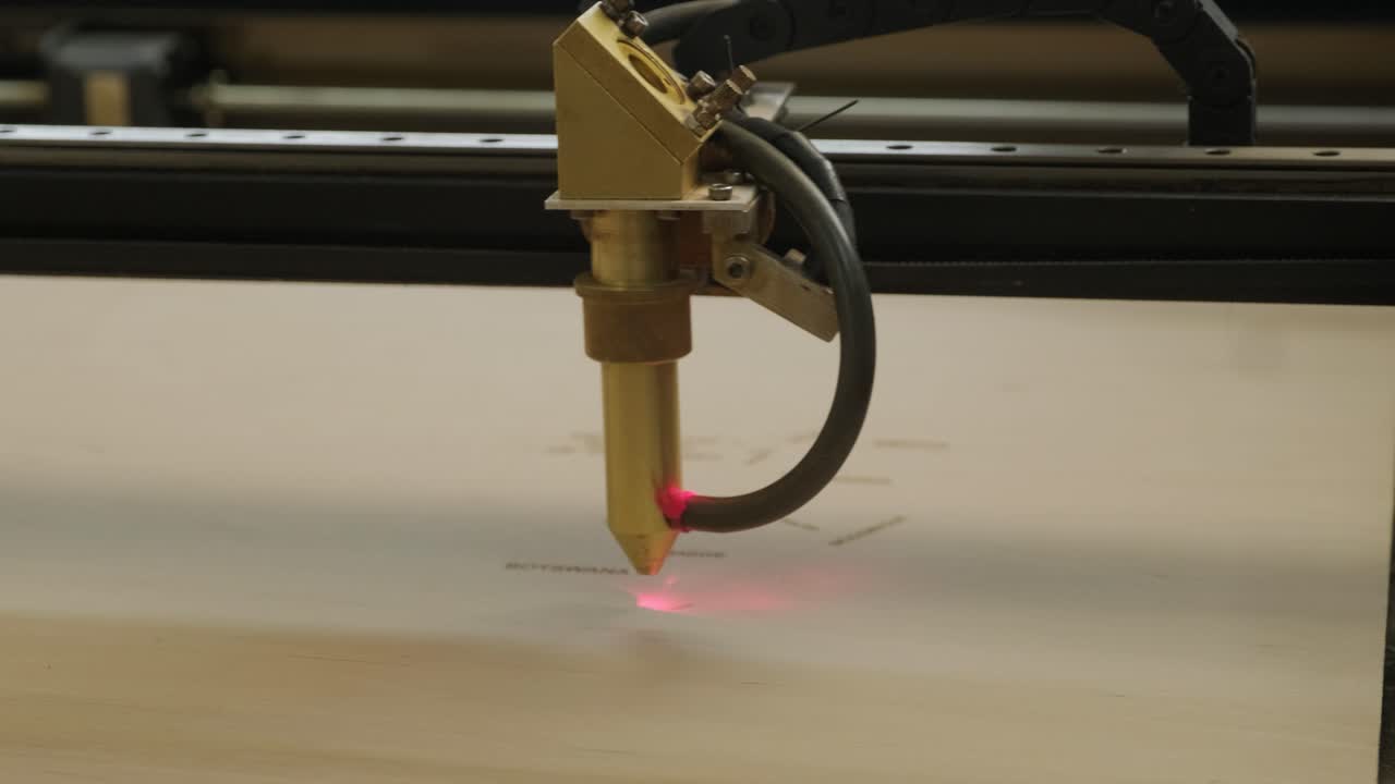 la máquina de corte por láser cnc corta el mapa del mundo en tabla de madera y contrachapado