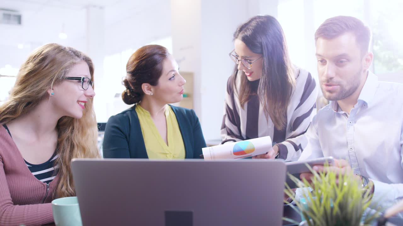 trabajo en equipo profesionales diversos