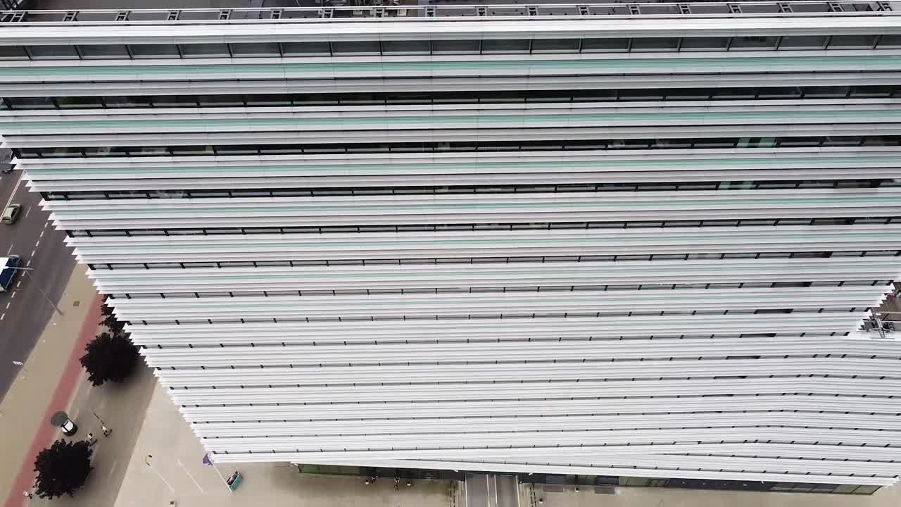 toma cinematográfica de establecimiento de un parque empresarial parque acristalado