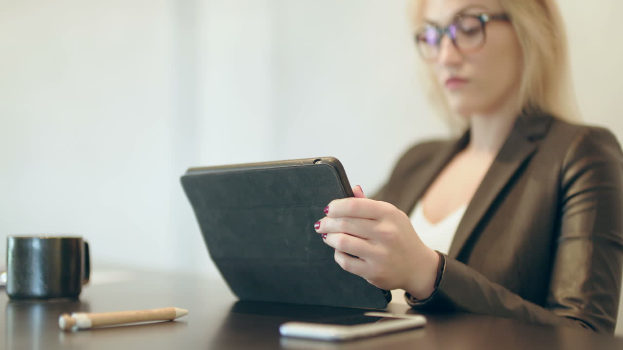 mujer joven atractiva que usa una tableta digital en casa 1