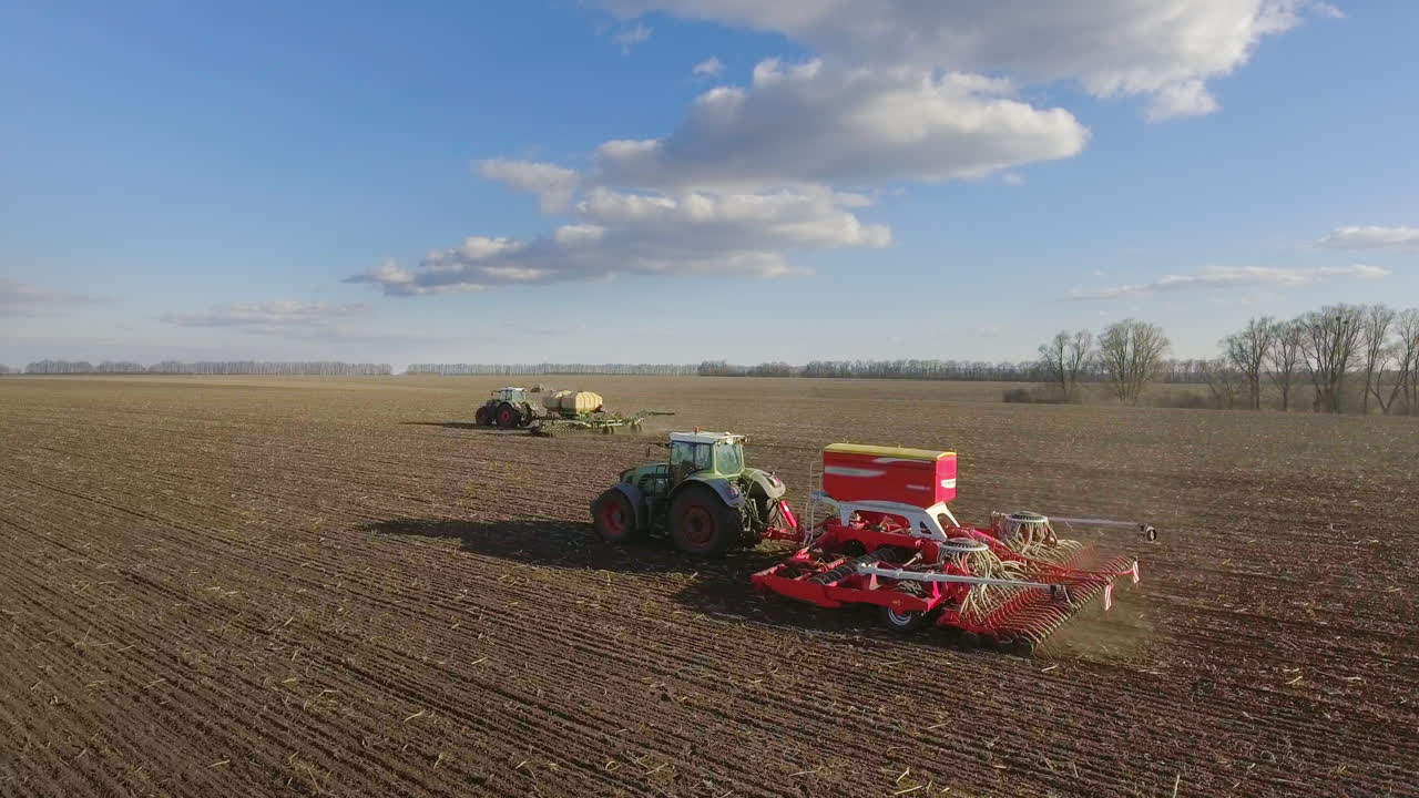 el tractor tira de maquinaria agrícola para el cultivo y la aireación