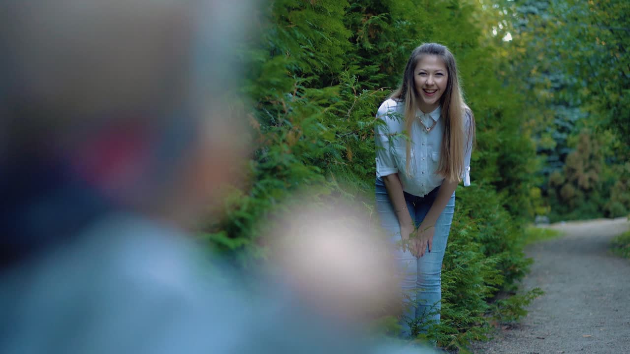 어린 아름다운 어머니는 바가에 앉아있는 아기와 함께 놀고 있습니다.