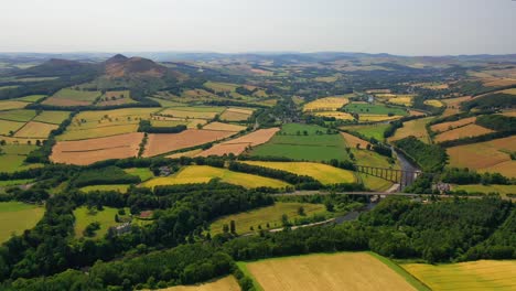 Vista-Aérea-De-La-Campiña-Escocesa,-Colinas-De-Eildon,-Puente-Leaderfoot-Y-Melrose,-Fronteras-Escocesas,-Escocia,-Reino-Unido