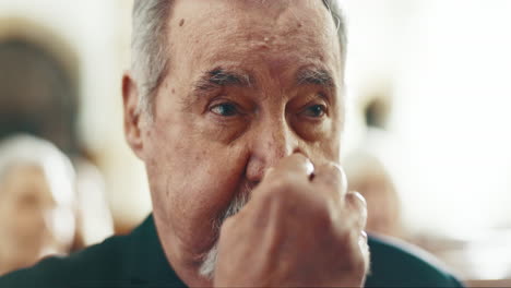 funeral, tristeza y muerte con el anciano llorando