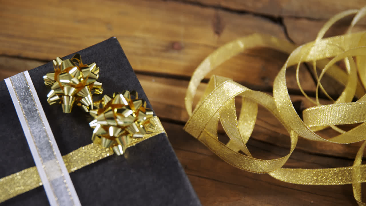 나무 테이블에 크리스마스 선물 상자 및 장식 4k