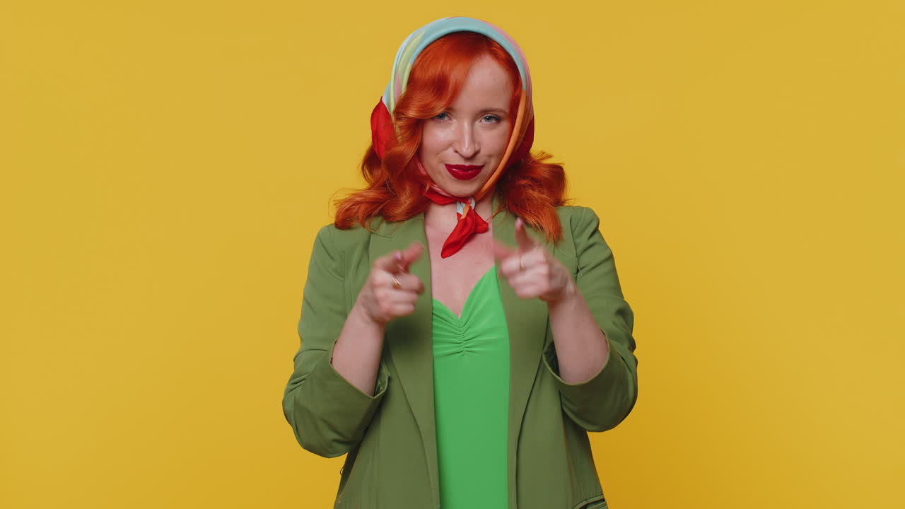 은 머리 여성은 매우 자랑스러워하고, 자신을 가리키며, 자신감을 느끼고, 성공에 대해 매우 기합니다.