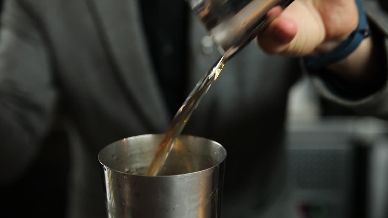 테일을 준비하는 바텐더