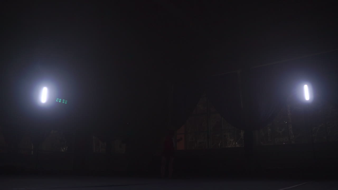 Gymnastisk saltomortale-øvelse i HD slowmotion-video. Atlet udfører salto.