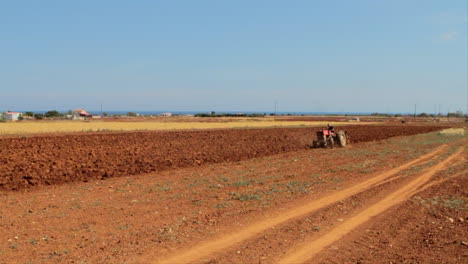 Un-Tractor-Abriendo-El-Suelo,-Agricultura,-Ganadería