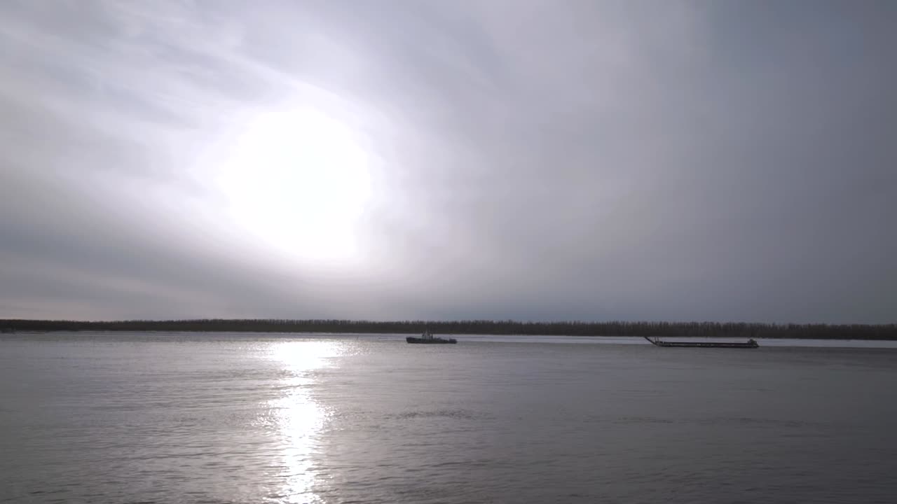 배 들 이 있는 겨울 의 강 장면