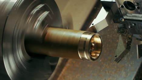 el hombre está dando forma al cobre en la máquina cnc