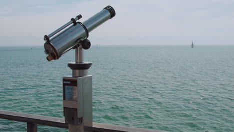 telescopio con vista al lago