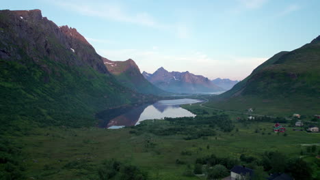 Mitternachtssonne-Erleuchtet-Die-Lofoten-Berge-Nachts-Im-Sommer,-Nordeuropa,-Versteckte-Drohnenaufnahme