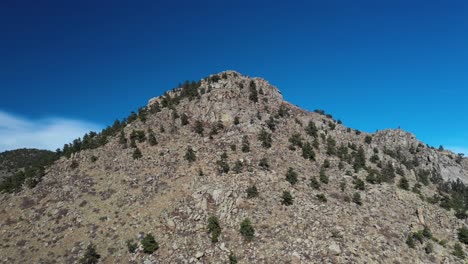 tiro de paralaje aéreo del pico de la montaña rocosa 4k