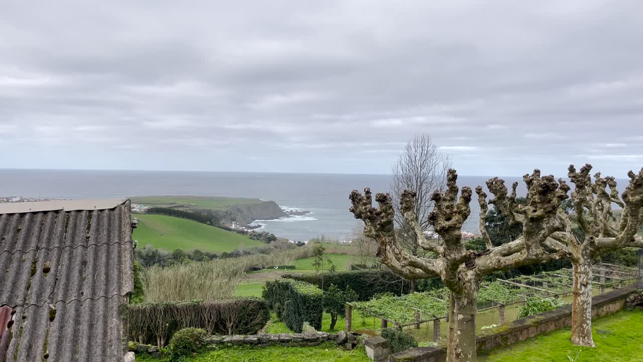 un jardín encantadoramente decorado embellece porto formoso, una encantadora parroquia civil ubicada en el municipio de ribeira grande, situado en el pintoresco archipiélago portugués de las azores