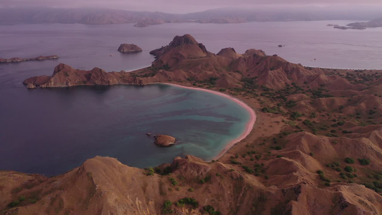 vista aérea de la isla de pad en el amanecer, parque nacional de komodo, indonesia