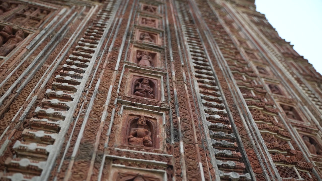 Questo tempio fa parte del complesso templare Kalna Rajbari e le sue pareti presentano vari tipi di intagli elaborati.