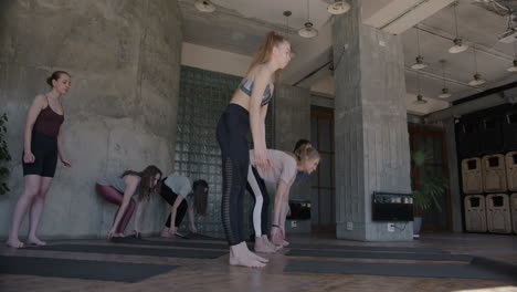 mujeres en una clase de yoga