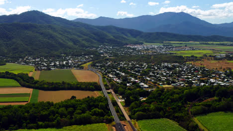 Vista-Panorámica-De-Los-Mojones-Suburbanos-Con-Campos-Verdes-Y-Montañas-En-Queensland,-Australia---Toma-Aérea