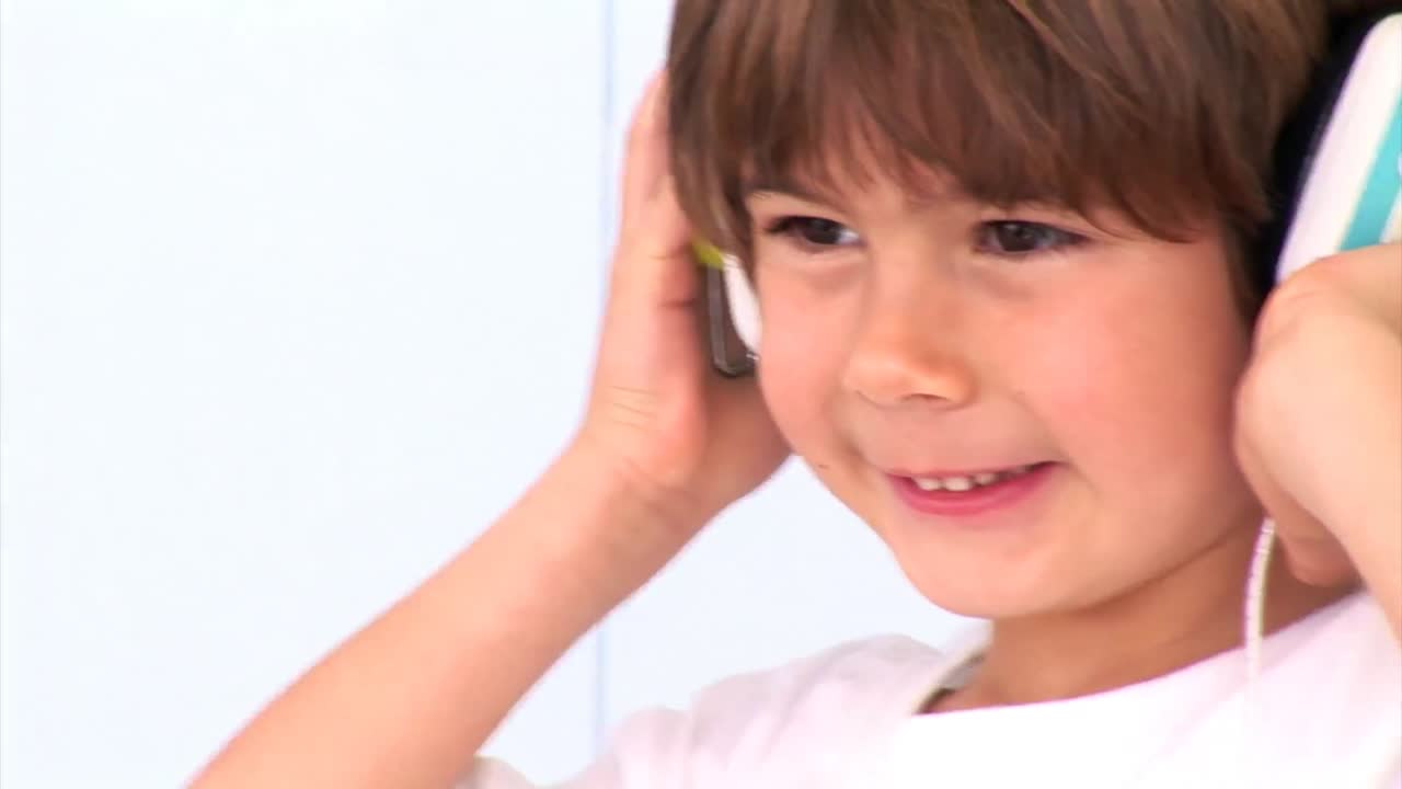 Animazione di un bambino che ascolta musica