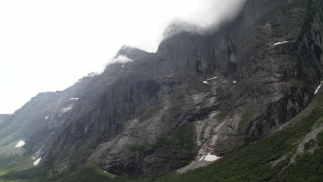 vista de la ladera rocosa de la montaña de trollveggen en el macizo montañoso de trolltindene en el valle de romsdalen en noruega