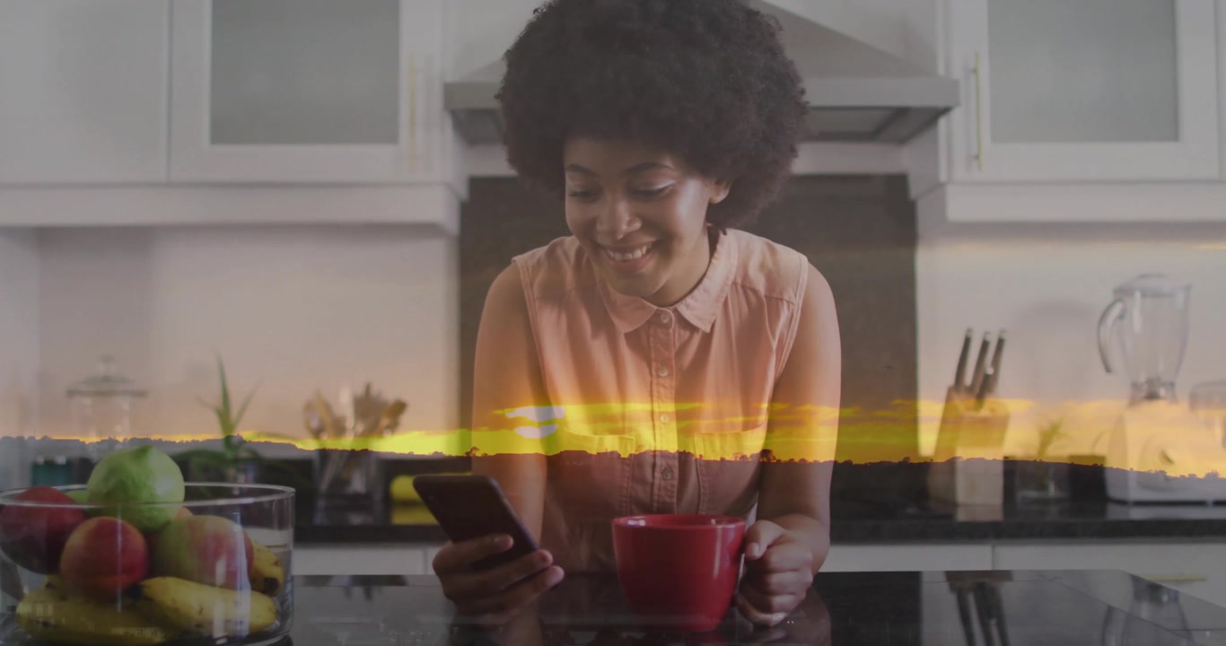 Donna che scorre lo smartphone, con icone tecnologiche animate attorno a una tazza, il partner che prende della frutta, sorridendo.
