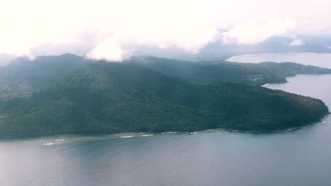 Una-Vista-De-La-Isla-De-Phuket-Desde-Un-Avión---Toma-Aérea