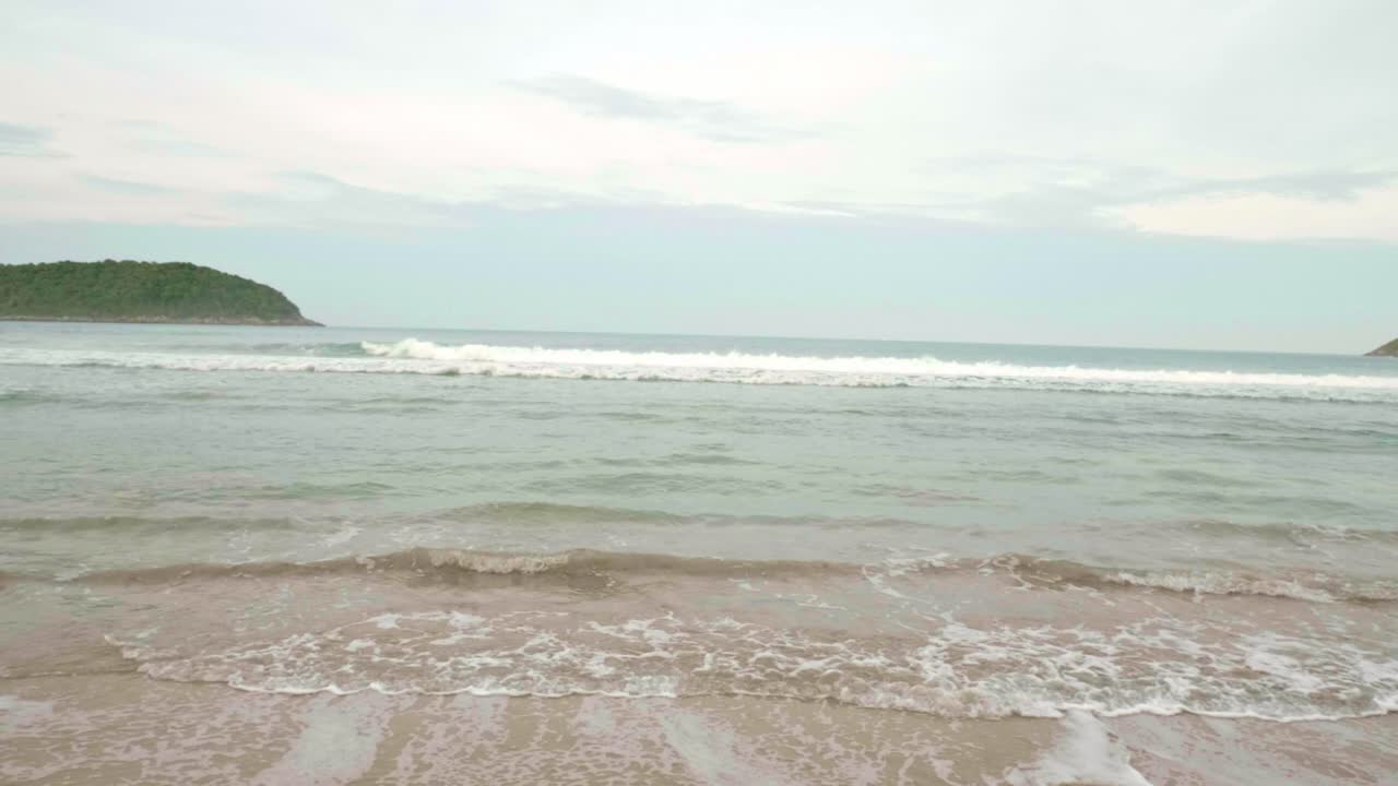 푸켓, 태국의 해변에서 해안으로 부서지는 파도