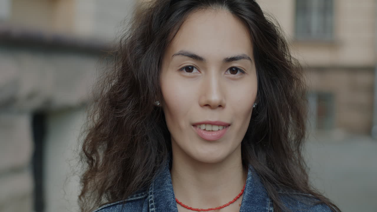 портрет женщины в городской обстановке