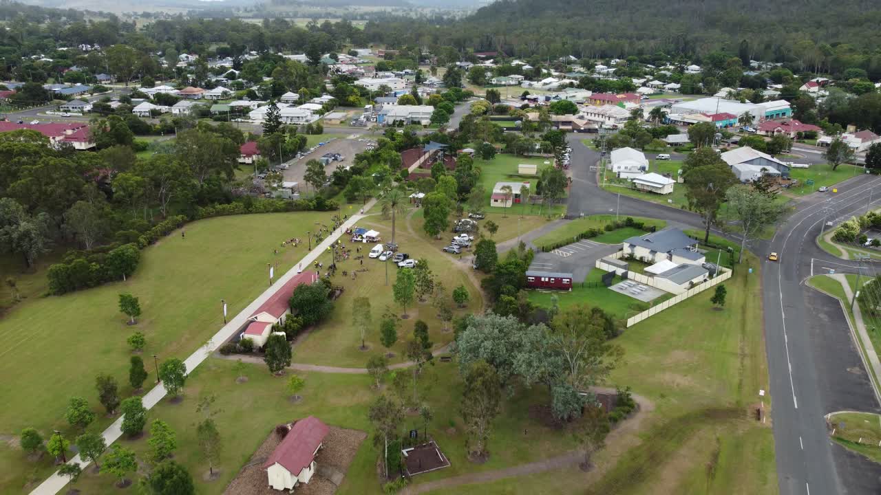 retira la foto de un dron de esk en queensland en una mañana de verano