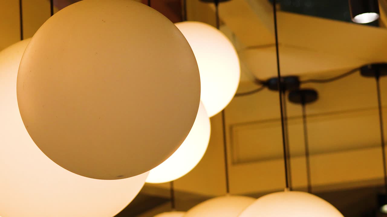 거울 공간에서 빛을 반사하는 구형 램프