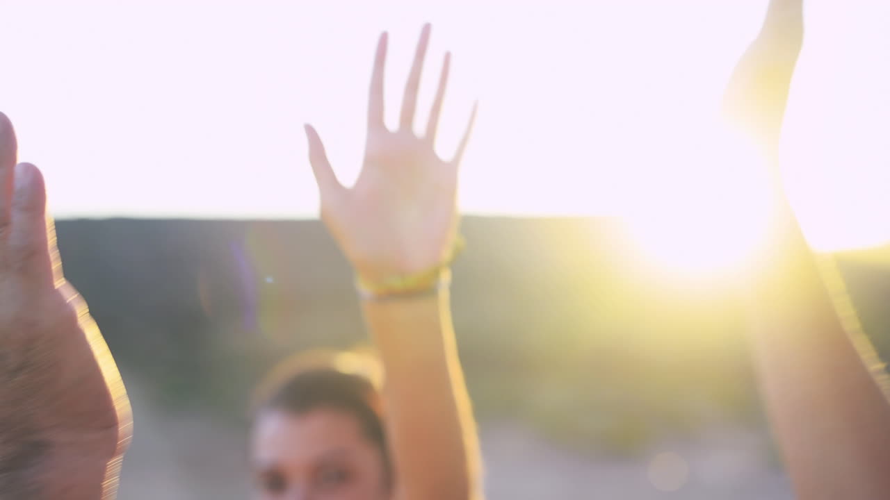 가족들이 손을 잡고 연대하고 있습니다.