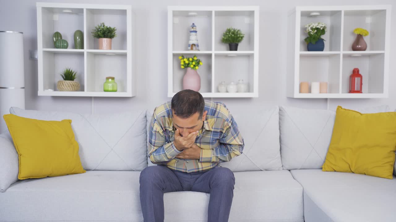 un anciano con náuseas.