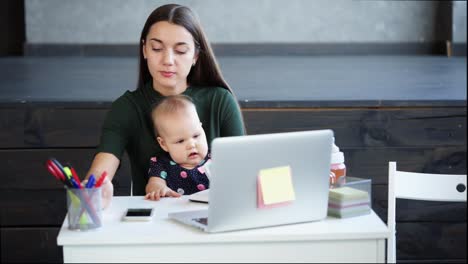 mamá trabajando con el bebé
