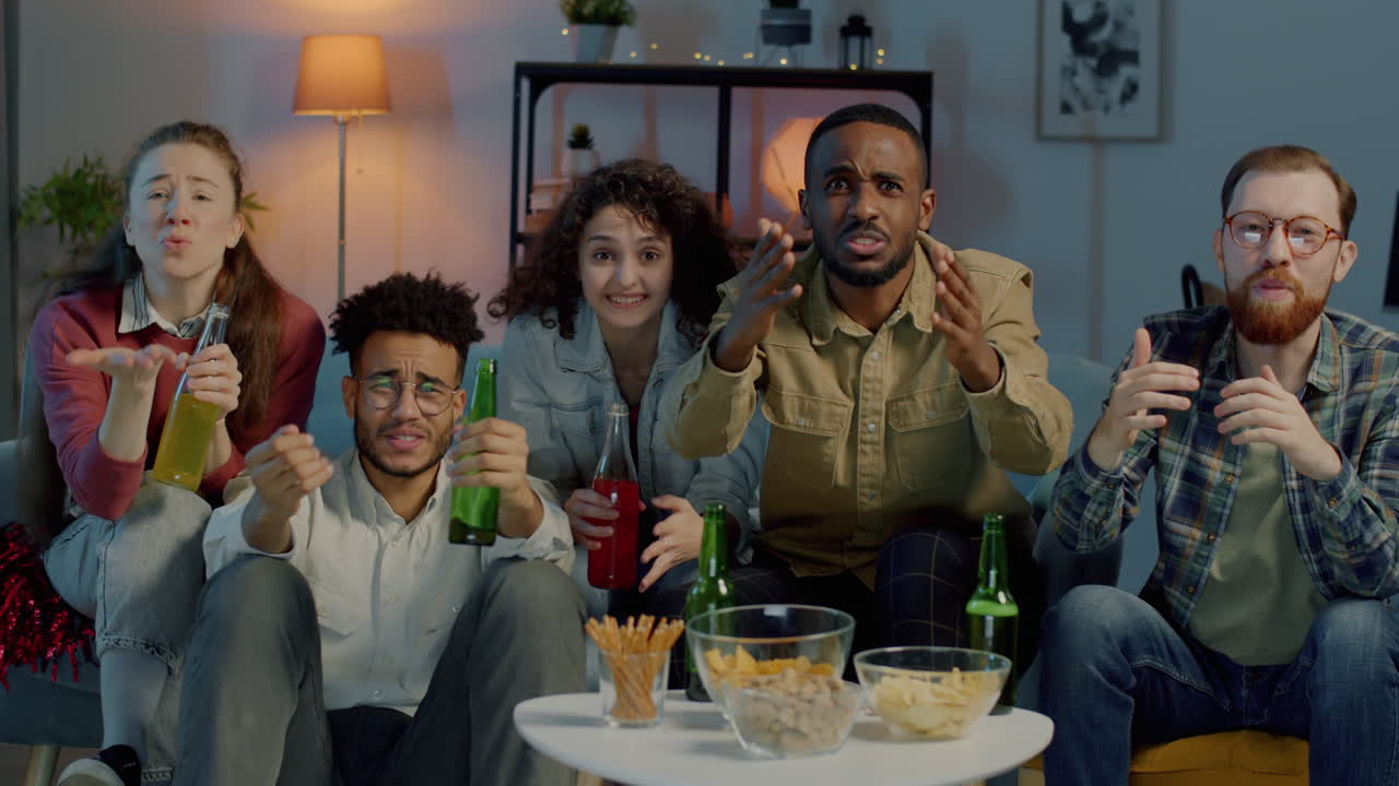 amigos viendo un juego.