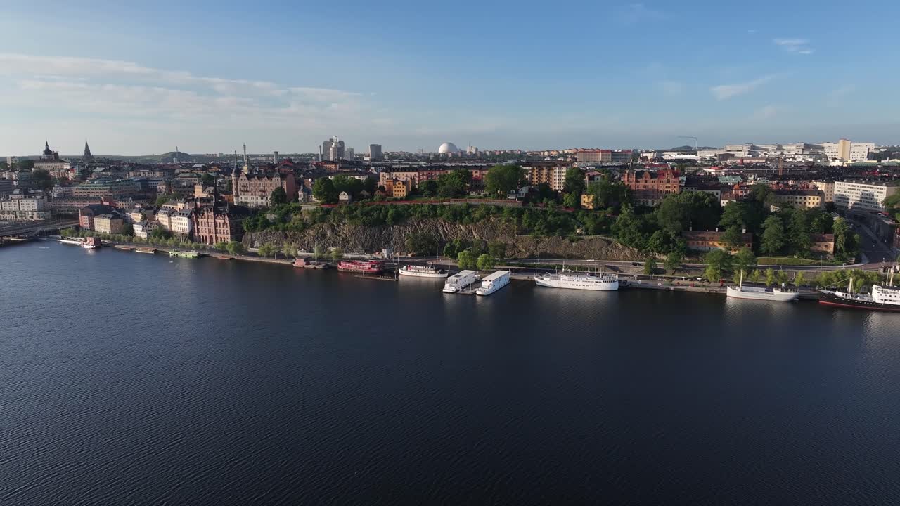 스웨덴 스 ⁇ 홀름 에 있는 보트 호텔 과 함께 바위 로 이루어진 경치 좋은 장소 와 강