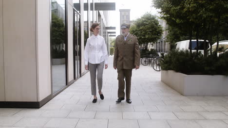 hombre y mujer caminando por la calle