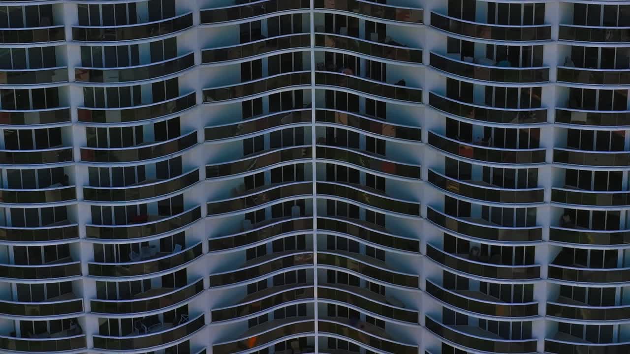 Vista de um edifício residencial de Miami de cima com muitas varandas