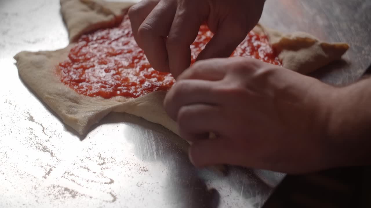 Il cuoco che prepara la pizza.
