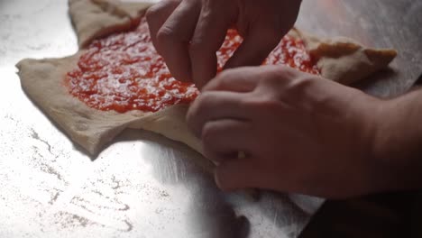 el chef preparando la pizza.