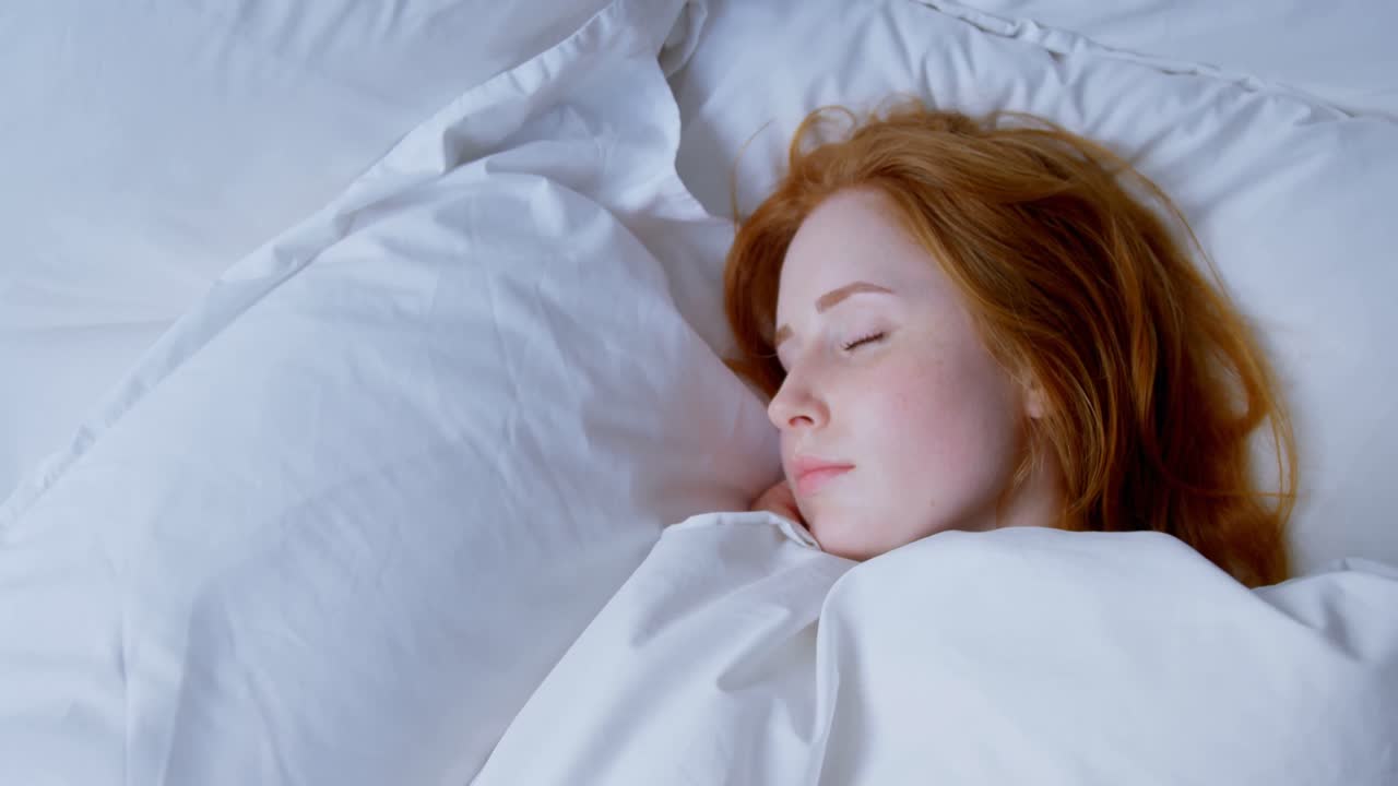 집의 침실에서 잠을 자는 여자 4k