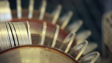 proceso de fabricación de latas. máquina de fabricación de tapas de latas. fábrica de conservas