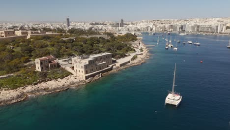 Una-Vista-Aérea-De-La-Isla-Maneol-En-El-Puerto-De-Marsamxett,-Malta