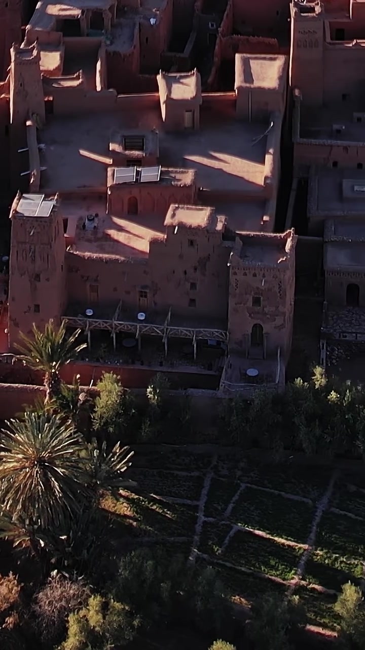 Veduta aerea di un sito storico in Marocco con campi e palme
