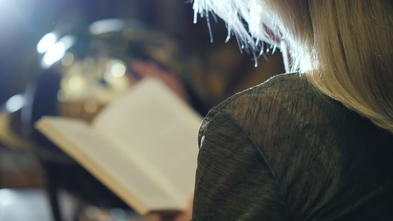 여자는 도서관에서 아름다운 지구본을 본다