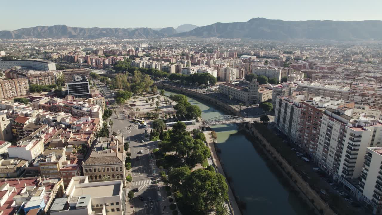 vuelo de drones sobre la ciudad española de murcia con vistas al río segura