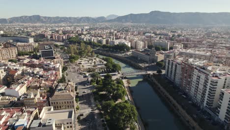 Vuelo-De-Drones-Sobre-La-Ciudad-Española-De-Murcia-Con-Vistas-Al-Río-Segura