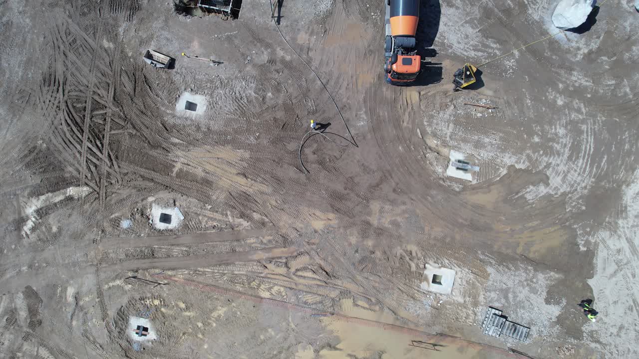 vista de arriba de los camiones en el sitio de construcción